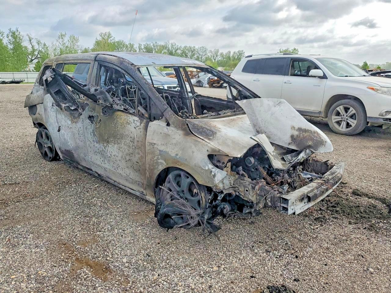 2010 Mazda 5 VIN JM1CR2W35A0360754 COPART salvage auction — Burn, KS - NON-REPAIRABLE VEHICLE CERTIFI, sold $100 on 2026-07-09 (photo 4)