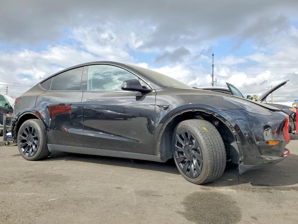 2023 Tesla Model y VIN 7SAYGDEE3PA178068 COPART salvage auction — SIDE, Salvage Title, sold $12,100 on 2026-07-29 (photo 4)