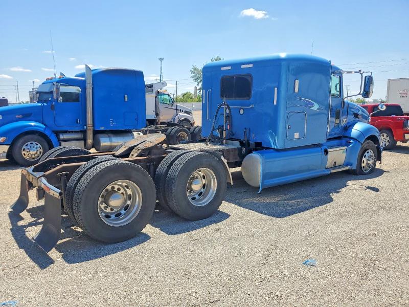 2011 Peterbilt 386 VIN 1XPHDP9X6BD127183 COPART salvage auction — ALL OVER, IA - CERT OF TITLE-SALVAGE TITLE, sold $5,400 on 2026-07-30 (photo 4)