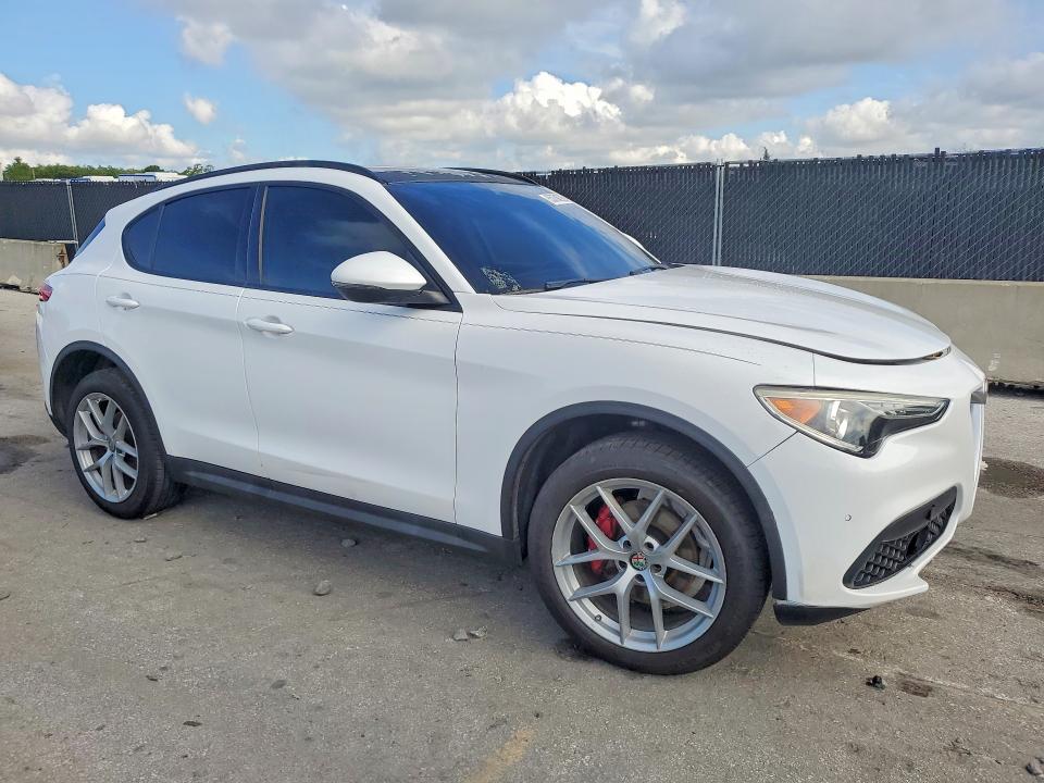 2018 Alfa romeo Stelvio VIN ZASFAKNN0J7B82368 COPART salvage auction — MINOR DENT/SCRATCHES, Fl - Certificate Of Title, sold $5,100 on 2026-07-16 (photo 4)