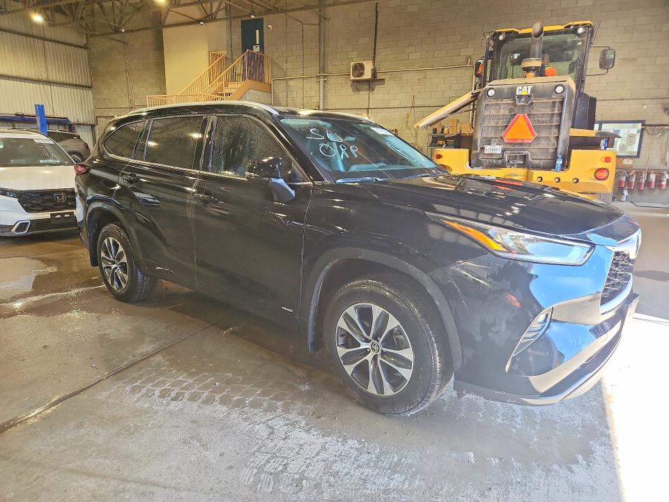 2025 Toyota Highlander hybrid VIN 5TDKBRCHXSS677274 COPART salvage auction — VANDALISM, On - Permit No Brand - Unfit, sold $41,500 on 2026-07-15 (photo 4)
