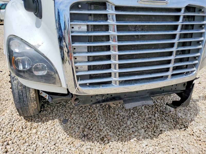 2018 Freightliner Cascadia 113 VIN 1FUJGHD91JLJX8273 COPART salvage auction — FRONT END, OK - CERTIFICATE OF TITLE, sold $1,500 on 2026-07-09 (photo 9)