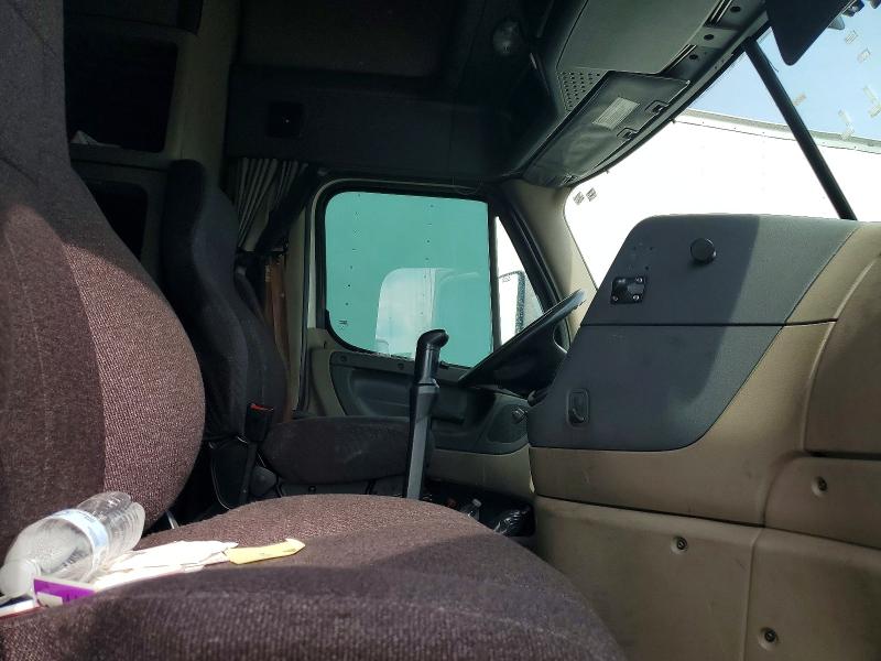 2017 Freightliner Cascadia 125 VIN 3AKJGLDR0HSHR0632 COPART salvage auction — FRONT END, TX - SALVAGE VEHICLE TITLE, sold $8,200 on 2026-07-23 (photo 5)
