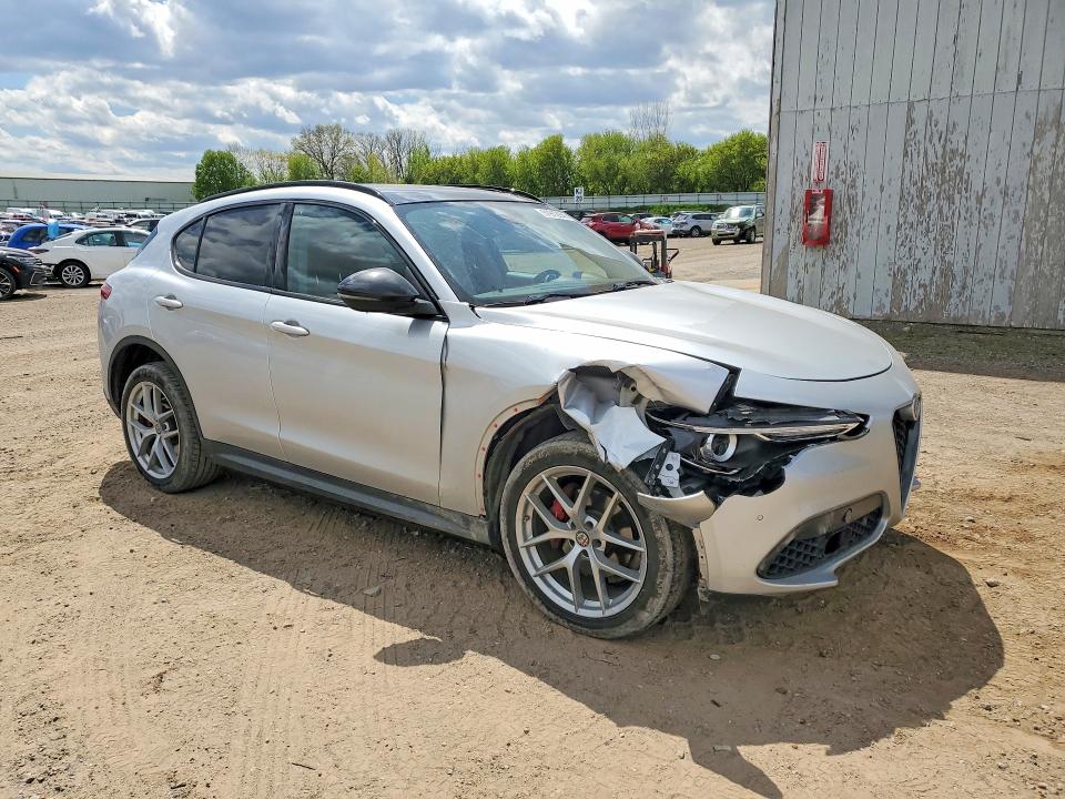 2019 Alfa romeo Stelvio VIN ZASPAKAN2K7C32151 COPART salvage auction — FRONT END, MI - CERTIFICATE OF TITLE, sold $4,250 on 2026-07-22 (photo 4)