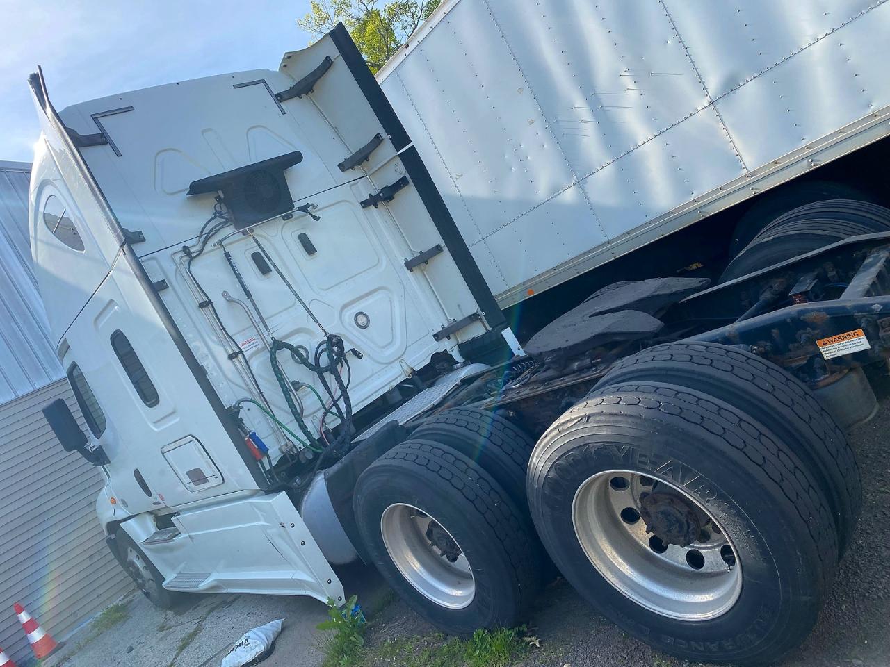 2018 Freigliner VIN 1FUJGLDR7JLKA8701 COPART salvage auction — Minor Dent/Scratches, NJ - CERTIFICATE OF TITLE (P), sold $3,150 on 2026-07-07 (photo 3)