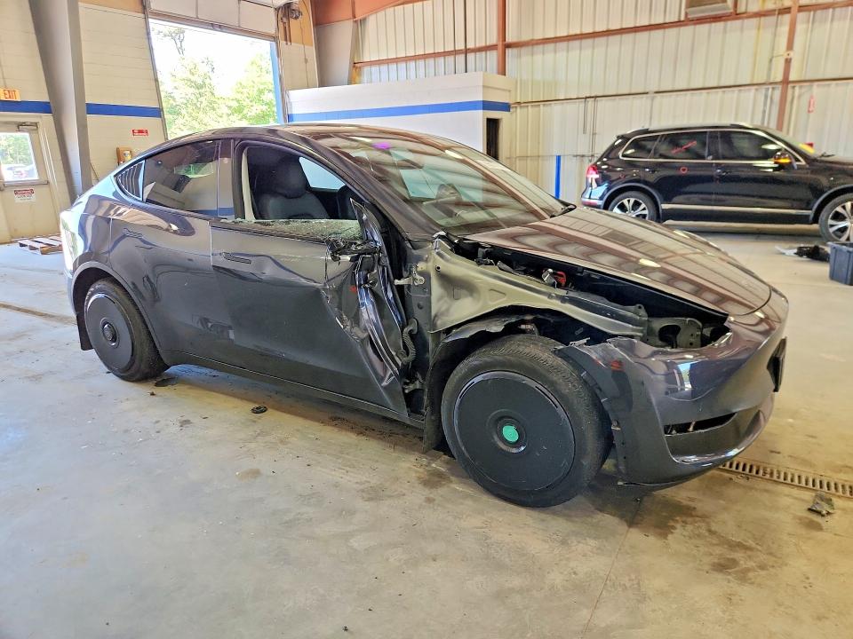 2024 Tesla Model y VIN 7SAYGDEE7RA281903 COPART salvage auction — SIDE, Va - Cert Of Title - Salvage, sold $425 on 2026-07-31 (photo 4)