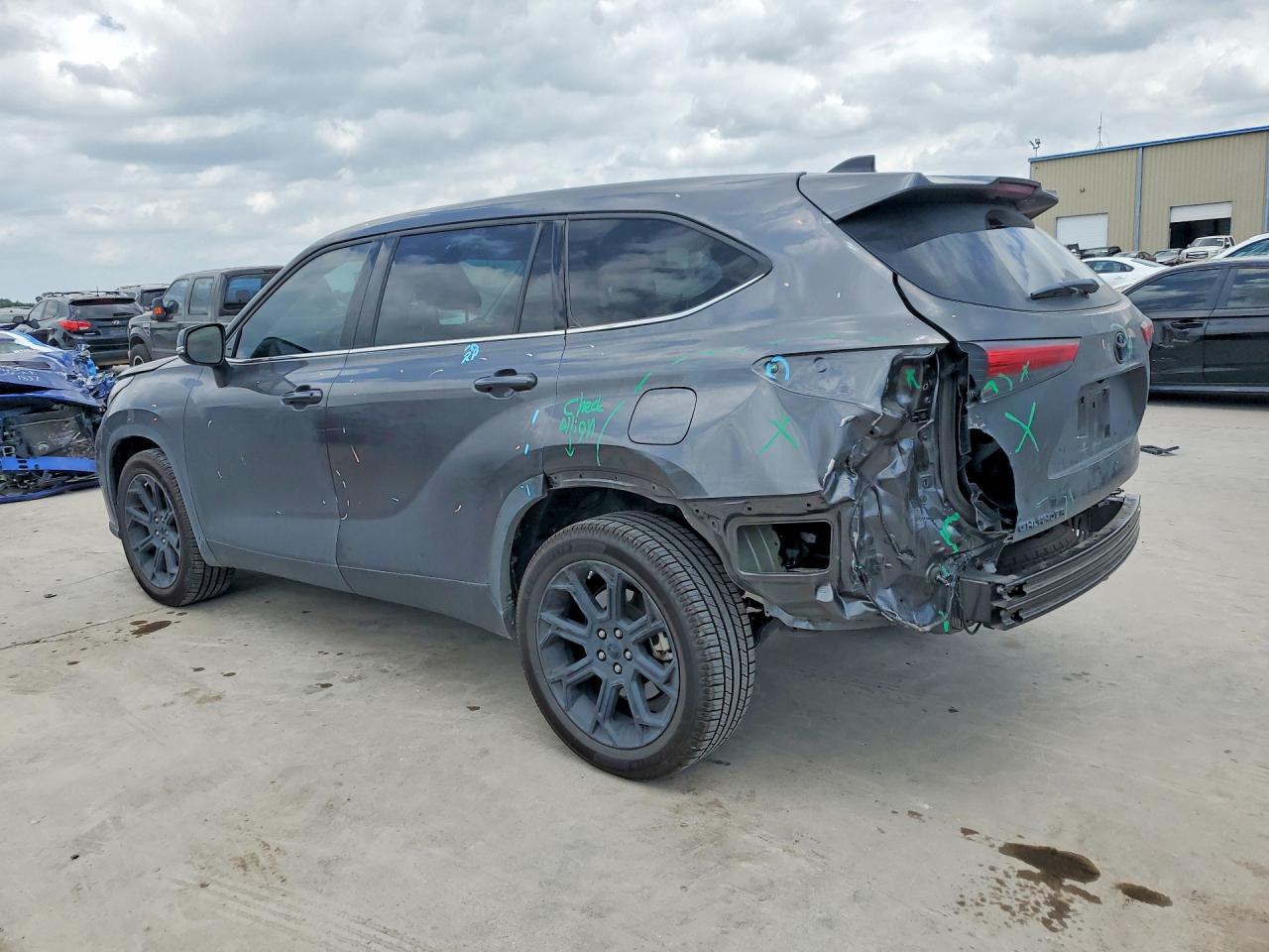 2022 Toyota Highlander VIN 5TDCZRAH9NS126406 COPART salvage auction — Rear End, TX - SALVAGE VEHICLE TITLE, sold $12,900 on 2026-07-09 (photo 2)