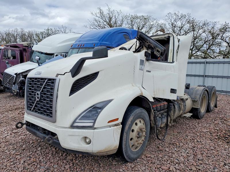 2018 Volvo VIN 4V4WC9EH5JN902625 COPART salvage auction — ROLLOVER, Mn - Cert Of Title-Salvage, sold $3,900 on 2026-07-09 (photo 2)