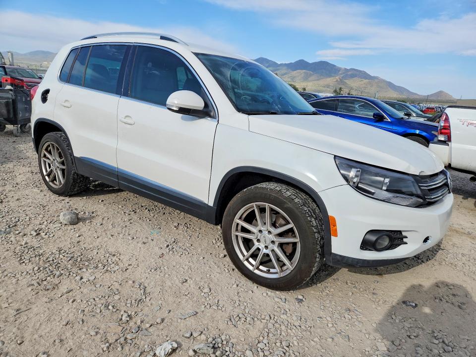2013 Volkswagen Tiguan VIN WVGAV3AXXDW560464 COPART salvage auction — MINOR DENT/SCRATCHES, Mt - Certificate Of Title, sold $350 on 2026-07-31 (photo 4)