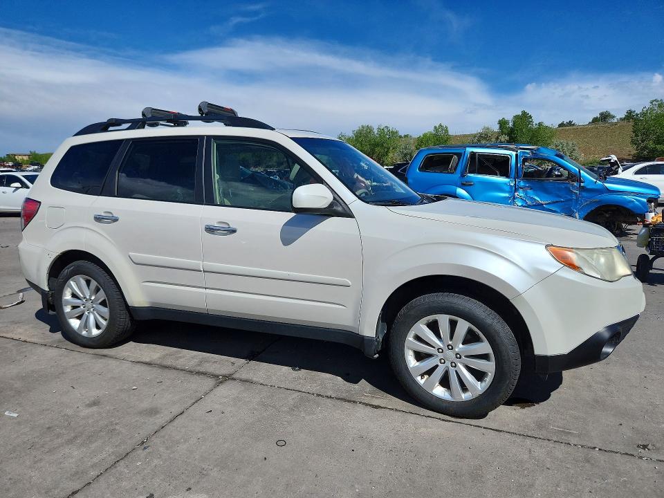 2013 Subaru Forester VIN JF2SHADC6DG435647 COPART salvage auction — VANDALISM, CO - PUBLIC - SALVAGE TITLE, sold $350 on 2026-07-22 (photo 4)