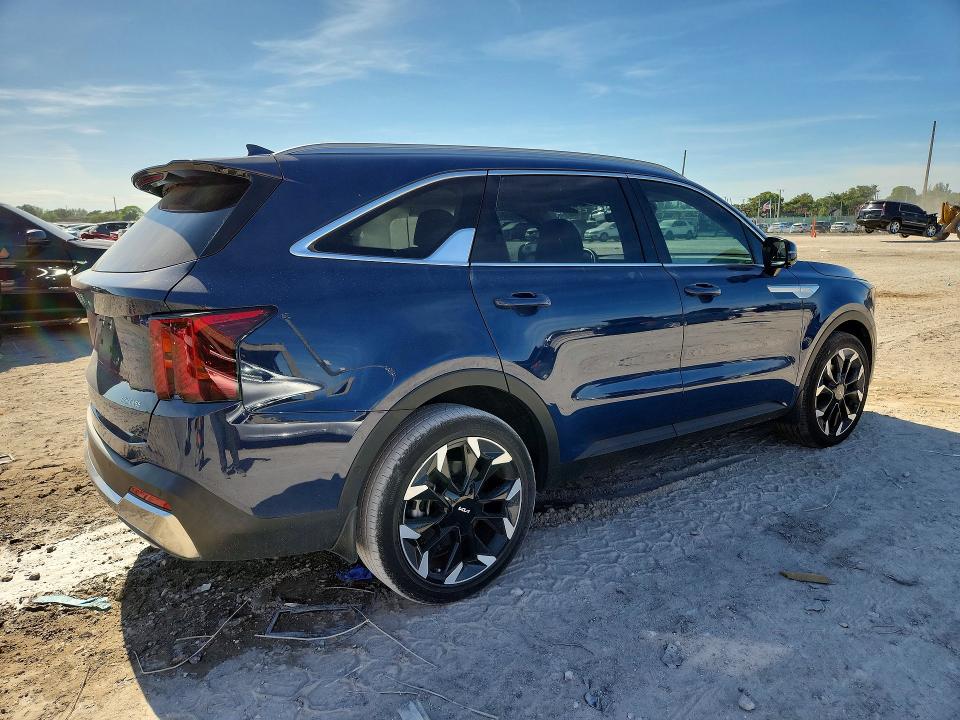 2025 Kia Sorento VIN 5XYRK4JF3SG312001 COPART salvage auction — SIDE, Fl - Cert Of Title Slvg Rebuildable, sold $5,700 on 2026-07-30 (photo 3)