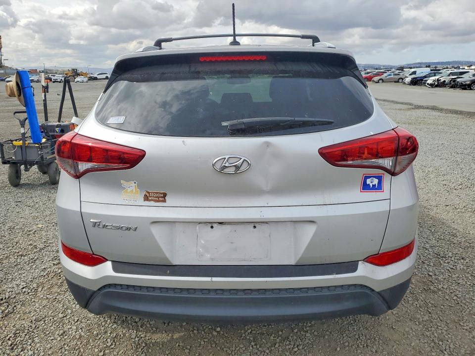2017 Hyundai VIN KM8J33A44HU273246 COPART salvage auction — MINOR DENT/SCRATCHES, Ca - Dis/Dlr/Exp Only Clean Title, sold $3,500 on 2026-07-21 (photo 6)