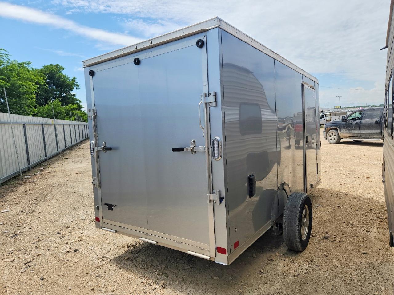 2022 Aluminum Trailer Co VIN 5JX1C141XNC224134 COPART salvage auction — Side, TX - SALVAGE VEHICLE TITLE (P), sold $1,250 on 2026-07-09 (photo 4)