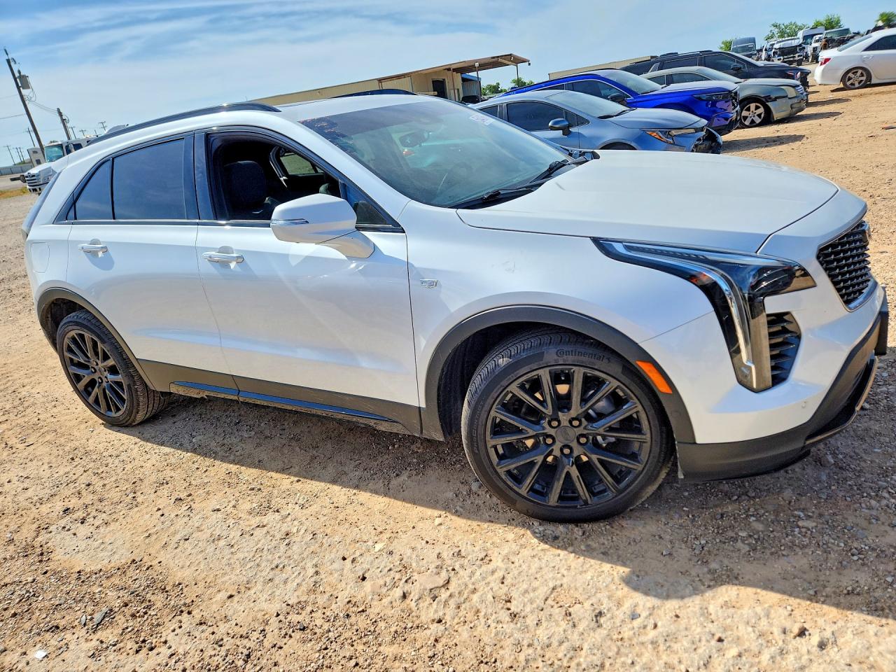 2022 Cadillac XT4 VIN 1GYFZER42NF113627 COPART salvage auction — Side, TX - SALVAGE VEHICLE TITLE, sold $6,400 on 2026-07-09 (photo 4)