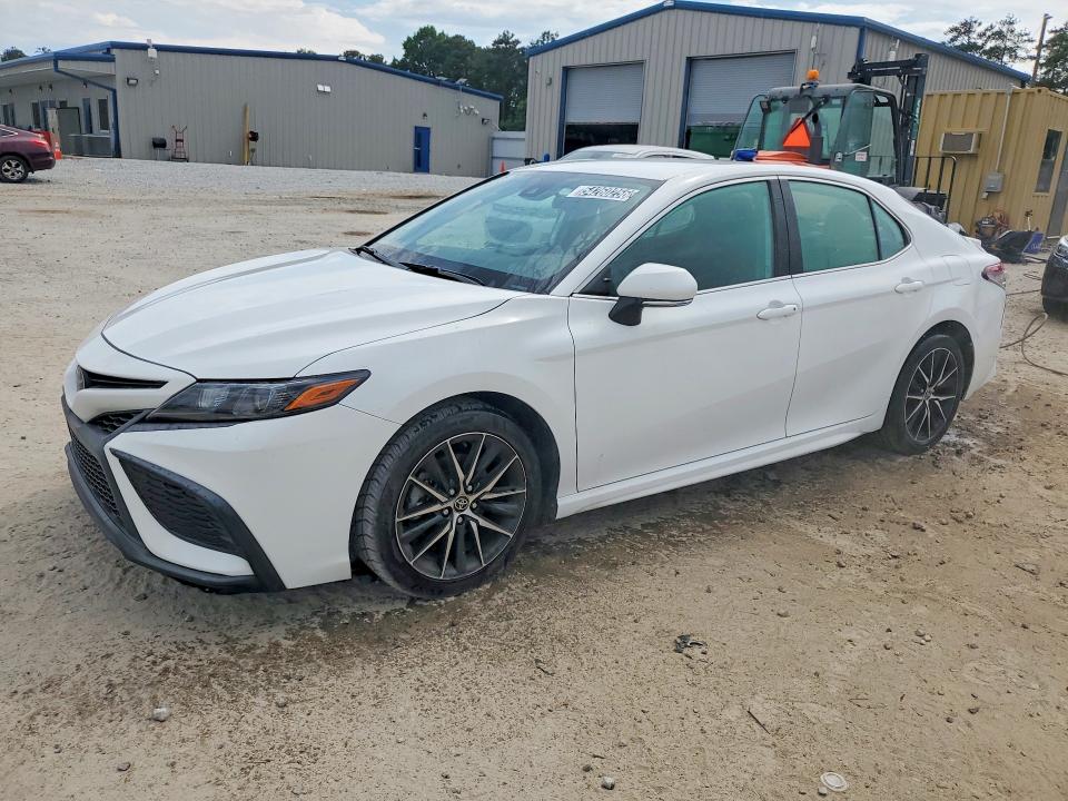 2024 Toyota Camry VIN 4T1G11AK2RU843314 COPART salvage auction — MINOR DENT/SCRATCHES, Fl - Certificate Of Title (P), sold $15,200 on 2026-07-30 (photo 1)
