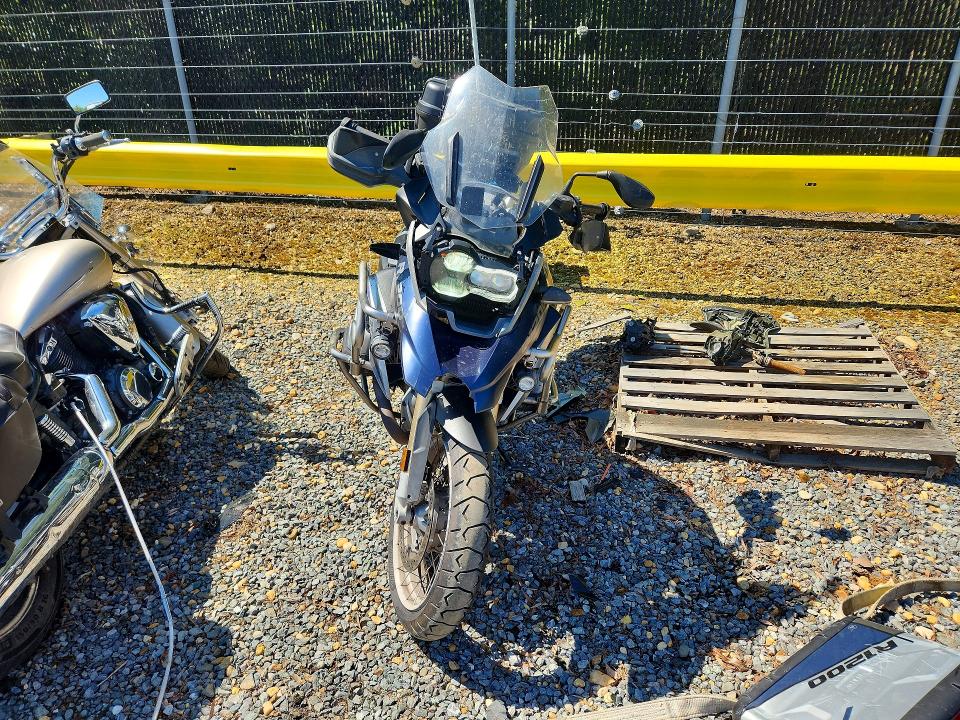 2015 BMW R 1200 VIN WB10A1102FZ187504 COPART salvage auction — REAR END, VA - CERT OF TITLE - SALVAGE, sold $2,400 on 2026-07-09 (photo 2)