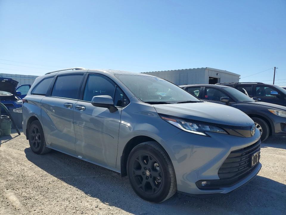 2026 Toyota Sienna VIN 5TDCSKFC2TS231231 COPART salvage auction — HAIL, Ia - Cert Of Title-Salvage Title, sold $37,000 on 2026-07-08 (photo 4)