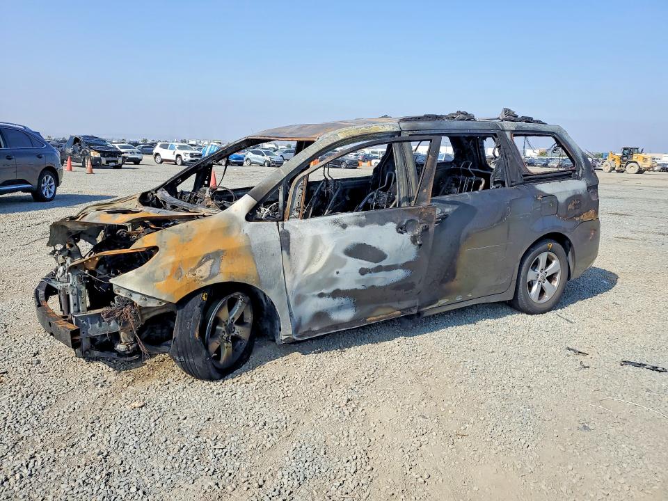 2011 Toyota Sienna VIN 5TDKK3DC8BS048418 COPART salvage auction — BURN, Ca - Non-Repairable Vehicle Cert, sold $275 on 2026-07-10 (photo 1)