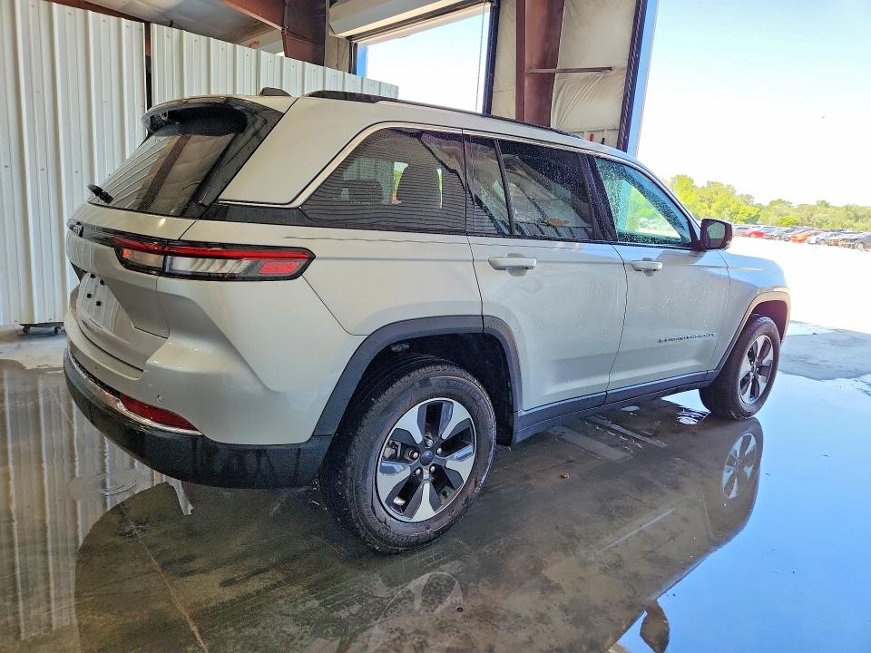 2023 Jeep Grand cherokee VIN 1C4RJYB66PC664834 COPART salvage auction — NORMAL WEAR, MO - CERTIFICATE OF TITLE, sold $20,750 on 2026-07-09 (photo 3)