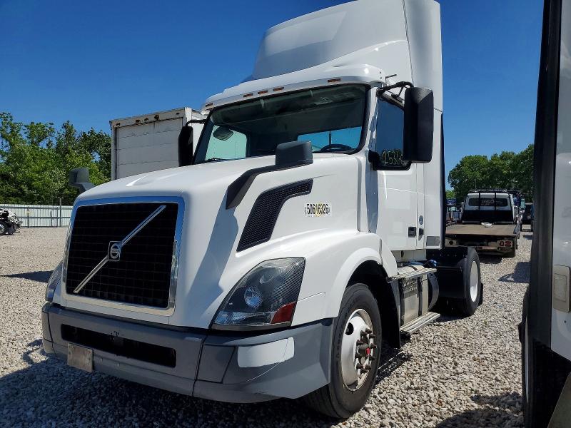 2018 Volvo VIN 4V4N39TG6JN892760 COPART salvage auction — NORMAL WEAR, In - Certificate Of Title, sold $5,700 on 2026-07-10 (photo 2)