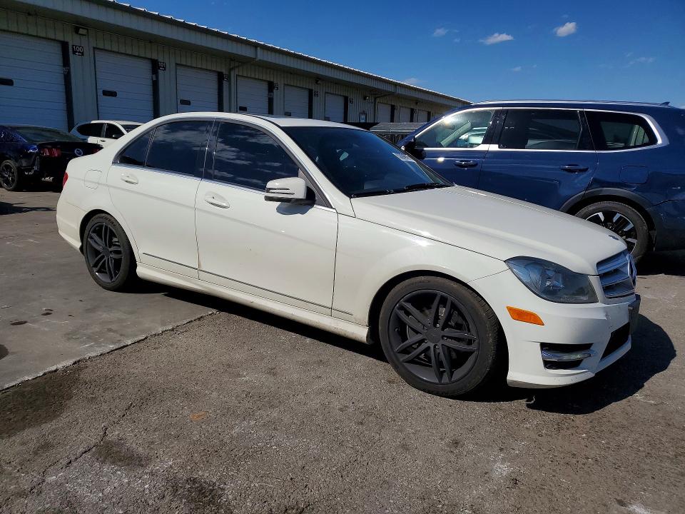 2012 Mercedes-benz C-klasse VIN WDDGF8BB3CR210320 COPART salvage auction — SIDE, IN - CERT OF TITLE-SALVAGE TITLE, sold $1,950 on 2026-08-06 (photo 4)