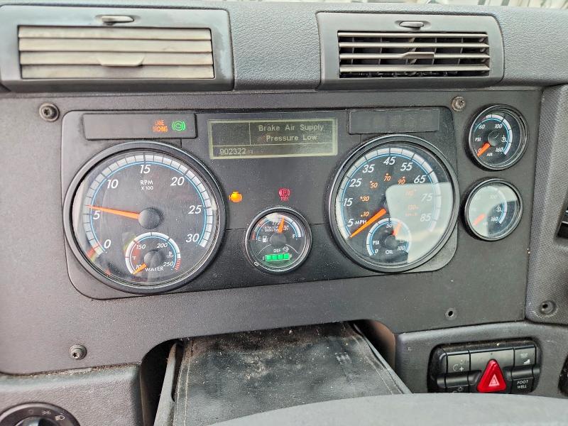 2017 Freightliner Cascadia VIN 3AKBGADV8HSJD0594 COPART salvage auction — NORMAL WEAR, IN - CERTIFICATE OF TITLE (P), sold $2,500 on 2026-08-22 (photo 8)