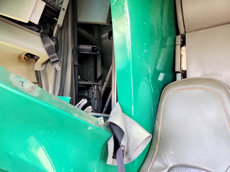 2019 Volvo Vnl VIN 4V4NC9EH0KN219793 COPART salvage auction — ROLLOVER, LA - CERT OF TITLE-SALVAGE, sold $11,400 on 2026-07-09 (photo 6)