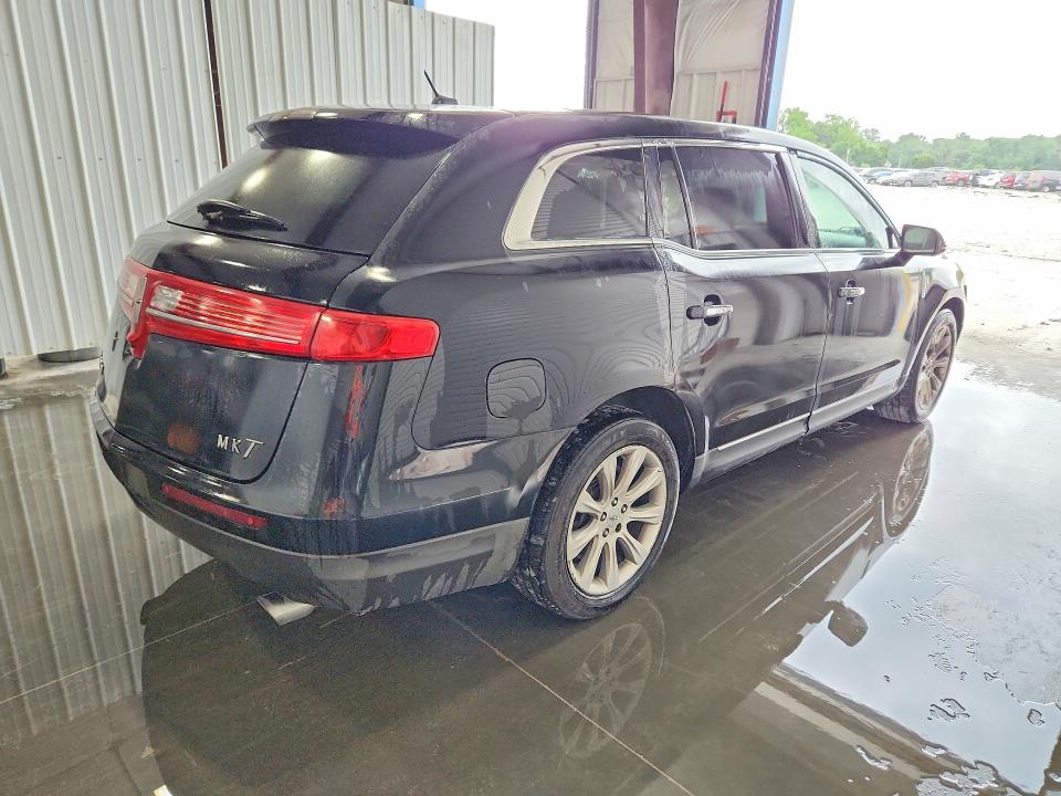 2019 Lincoln Mkt VIN 2LMHJ5ATXKBL01690 COPART salvage auction — MINOR DENT/SCRATCHES, IN - CERTIFICATE OF TITLE, sold $1,650 on 2026-07-30 (photo 3)
