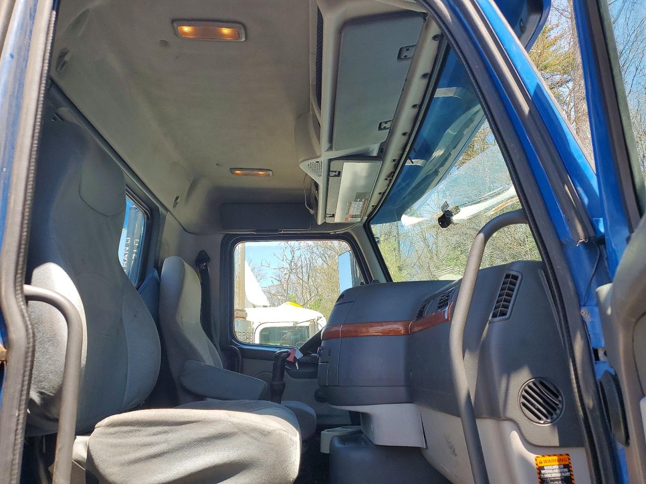 2011 Volvo VNM VIN 4V4MC9DF4BN294038 COPART salvage auction — Side, MA - CERT OF TITLE-SALVAGE, sold $3,350 on 2026-07-09 (photo 5)