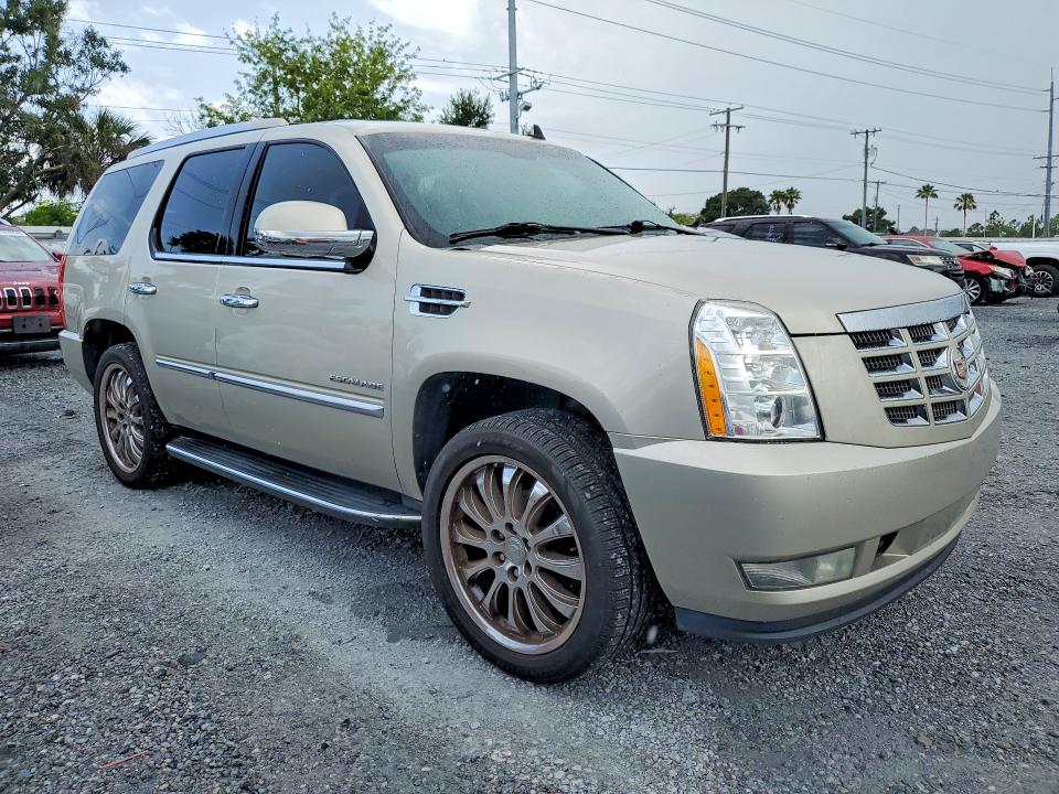 2013 Cadillac Escalade VIN 1GYS3AEF9DR148873 COPART salvage auction — MINOR DENT/SCRATCHES, Mt - Certificate Of Title, sold $1,800 on 2026-07-31 (photo 4)