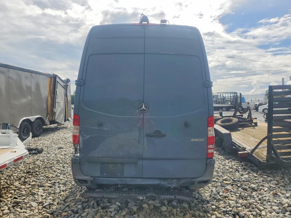 2018 Mercedes-benz Sprinter VIN WD3PE7CD1JP638297 COPART salvage auction — MINOR DENT/SCRATCHES, In - Certificate Of Title (P), sold $7,400 on 2026-07-30 (photo 6)