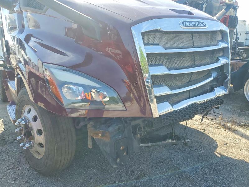 2018 Freightliner Cascadia VIN 3AKJHTDV3JSJK1414 COPART salvage auction — FRONT END, IN - CERT OF TITLE-SALVAGE TITLE, sold $7,700 on 2026-08-13 (photo 9)