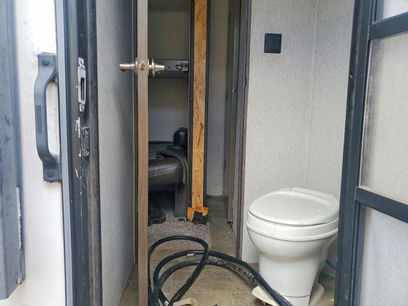 2019 Keys Trailer VIN 4YDT33129K5351269 COPART salvage auction — WATER/FLOOD, TX - SALVAGE TITLE-FLOOD DAMAGE, sold $3,100 on 2026-07-23 (photo 6)