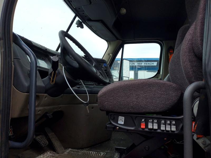 2016 Freightliner Cascadia 125 VIN 1FUBGEDV2GLHC5803 COPART salvage auction — MINOR DENT/SCRATCHES, IN - CERTIFICATE OF TITLE, sold $5,100 on 2026-07-27 (photo 5)