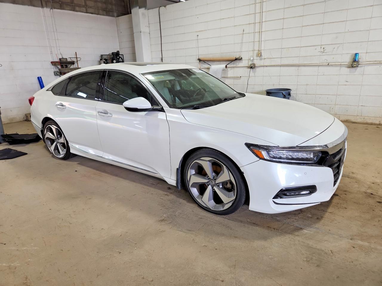 2018 Honda Accord VIN 1HGCV2F91JA015989 COPART salvage auction — Side, MN - CERT OF TITLE-SALVAGE, sold $6,100 on 2026-07-09 (photo 4)