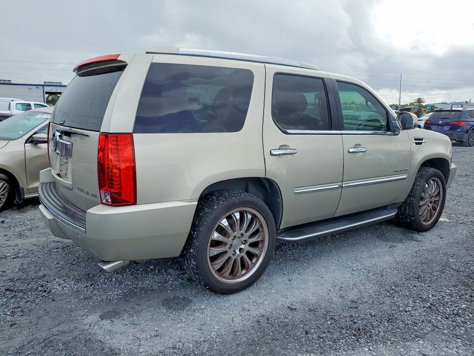 2013 Cadillac Escalade VIN 1GYS3AEF9DR148873 COPART salvage auction — MINOR DENT/SCRATCHES, Mt - Certificate Of Title, sold $1,800 on 2026-07-31 (photo 3)