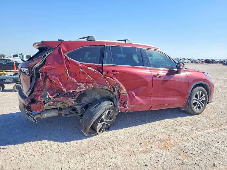 2022 Toyota Highlander VIN 5TDGZRAH3NS550634 COPART salvage auction — SIDE, TX - SALVAGE VEHICLE TITLE, sold $9,800 on 2026-07-15 (photo 3)