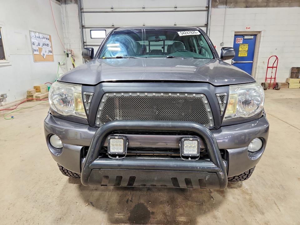 2011 Toyota Tacoma VIN 3TMLU4EN0BM064472 COPART salvage auction — MINOR DENT/SCRATCHES, MN - CERTIFICATE OF TITLE, sold $7,200 on 2026-07-09 (photo 5)