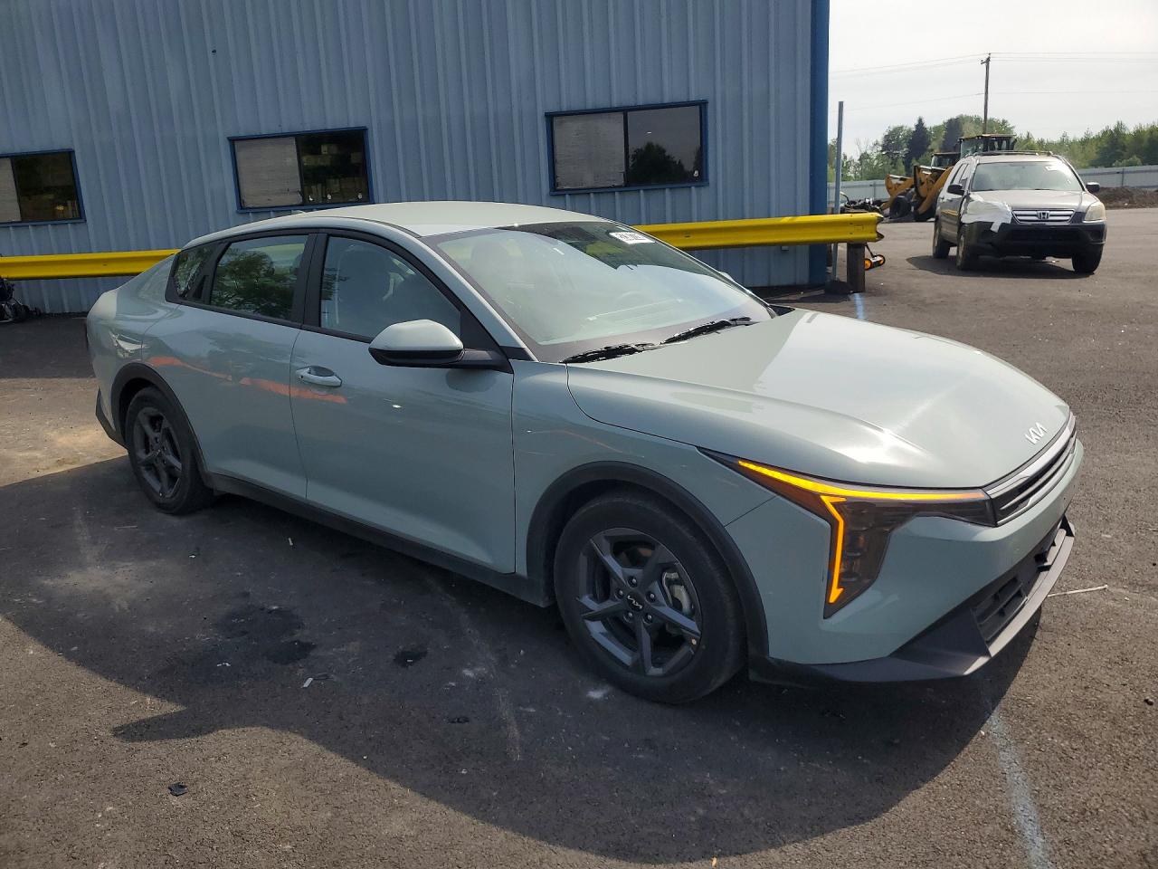 2025 Kia K4 VIN 3KPFT4DE6SE068442 COPART salvage auction — Side, OR - SALVAGE TITLE CERTIFICATE, sold $6,000 on 2026-06-24 (photo 4)