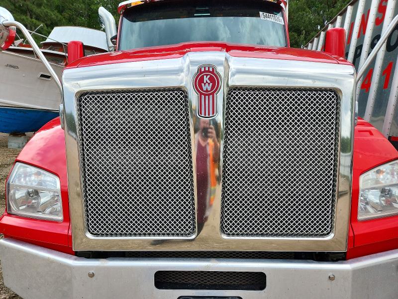2017 Kenworth Construction VIN 1XKZD49X7HJ172958 COPART salvage auction — ROLLOVER, VA - CERT OF TITLE - SALVAGE, sold $14,600 on 2026-08-13 (photo 7)