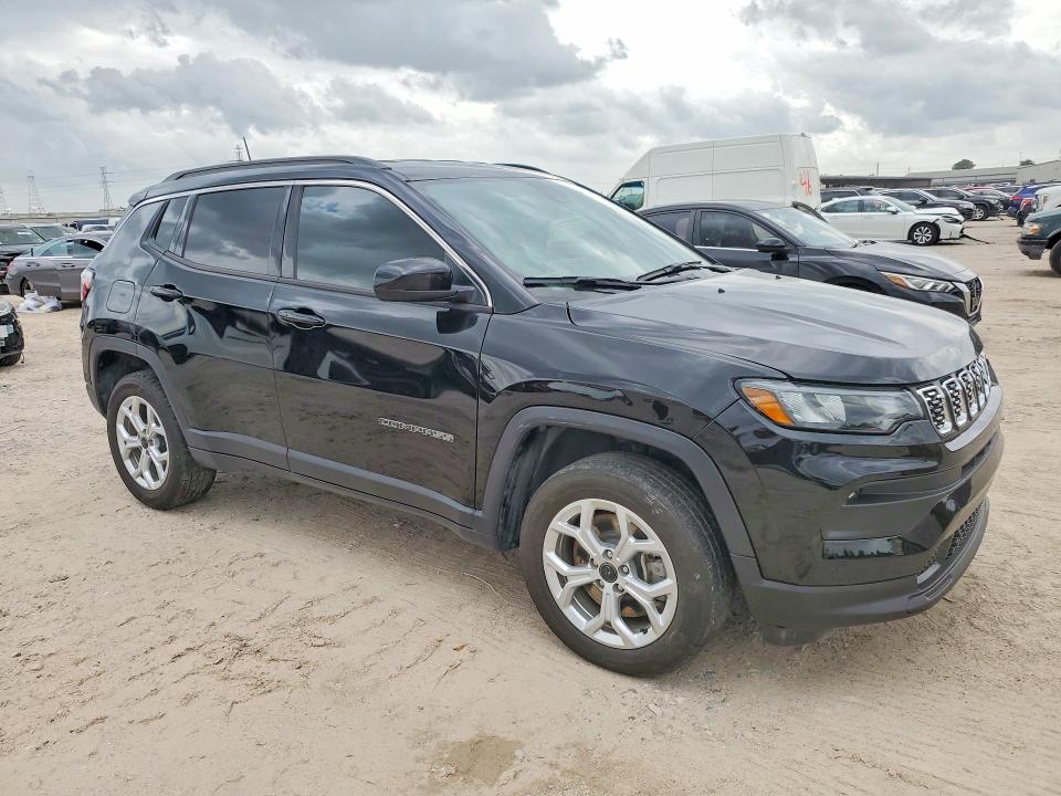 2025 Jeep Compass VIN 3C4NJDBN5ST526570 COPART salvage auction — NORMAL WEAR, TX - SALVAGE VEHICLE TITLE, sold $8,300 on 2026-07-28 (photo 4)