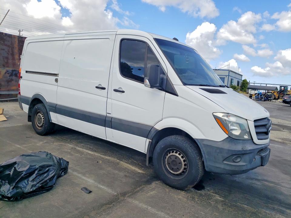 2015 Mercedes-benz Sprinter VIN WD3PE7DCXF5981098 COPART salvage auction — NORMAL WEAR, Oh - Dis/Dlr/Exp Only Clean Title, sold $3,450 on 2026-07-29 (photo 4)