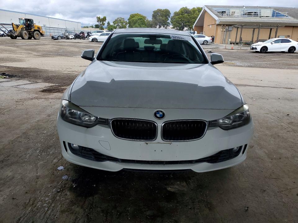 2013 BMW 3er VIN WBA3C1G54DNR46880 COPART salvage auction — MINOR DENT/SCRATCHES, Ca - Dis/Dlr/Exp Only Clean Title, sold $3,200 on 2026-07-03 (photo 5)