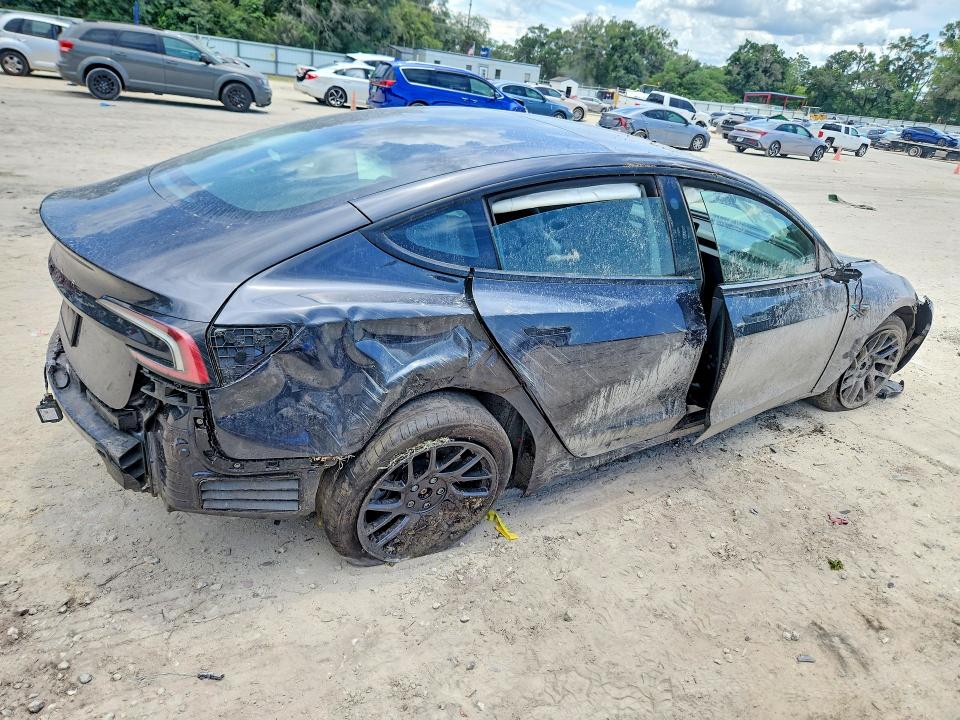 2025 Tesla Model 3 VIN 5YJ3E1EA5SF987947 COPART salvage auction — ROLLOVER, Fl - Cert Of Title Slvg Rebuildable, sold $9,200 on 2026-07-07 (photo 3)