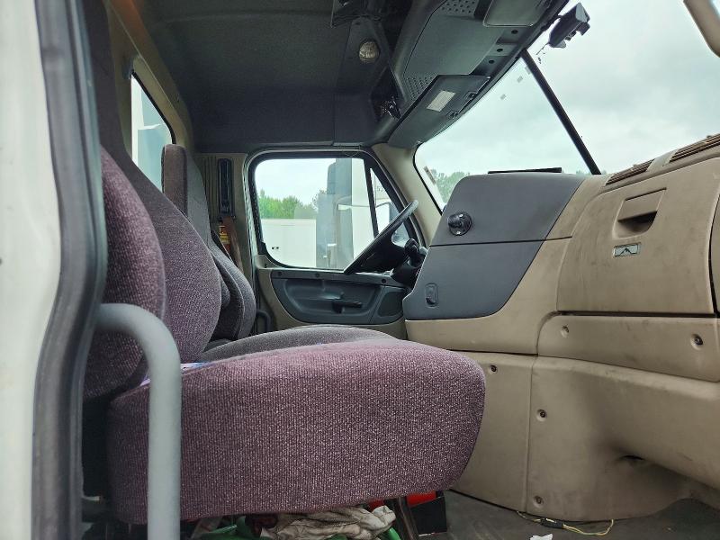 2017 Freightliner Cascadia VIN 3AKBGADV8HSJD0594 COPART salvage auction — NORMAL WEAR, IN - CERTIFICATE OF TITLE (P), sold $2,500 on 2026-08-22 (photo 6)