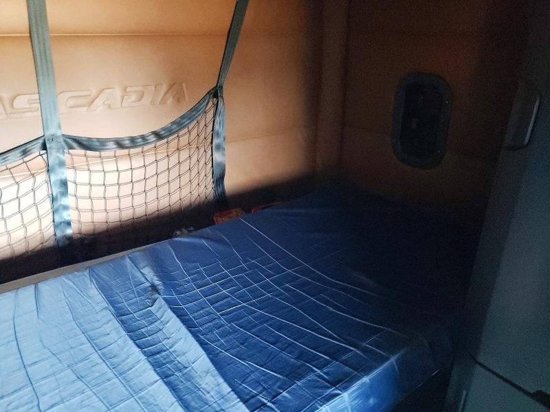 2020 Freightliner Cascadia VIN 3AKJHHDR8LSLJ7285 COPART salvage auction — MINOR DENT/SCRATCHES, WV - CERTIFICATE OF TITLE, sold $8,000 on 2026-07-15 (photo 6)
