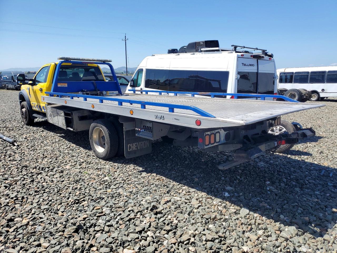 2020 Ford F-550 super duty VIN 1FDUF5GT5LDA06477 COPART salvage auction — Side, CA - DIS/DLR/EXP ONLY CLEAN TITLE (P), sold $32,750 on 2026-06-01 (photo 2)