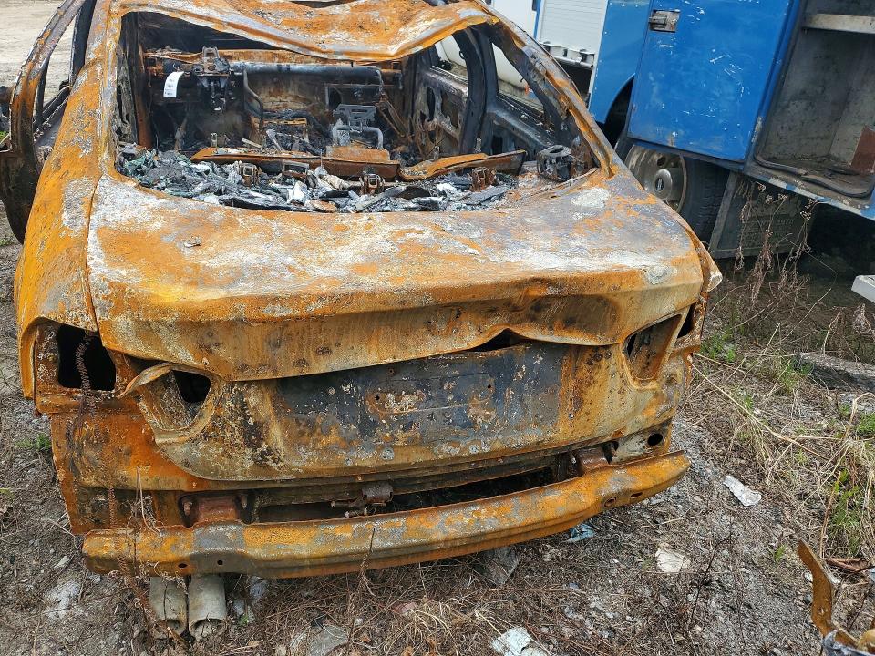 2007 BMW 3 series VIN WBAVC93547KX53700 COPART salvage auction — BURN, ON - PERMIT IRREPAIRABLE, sold $100 on 2026-07-14 (photo 6)