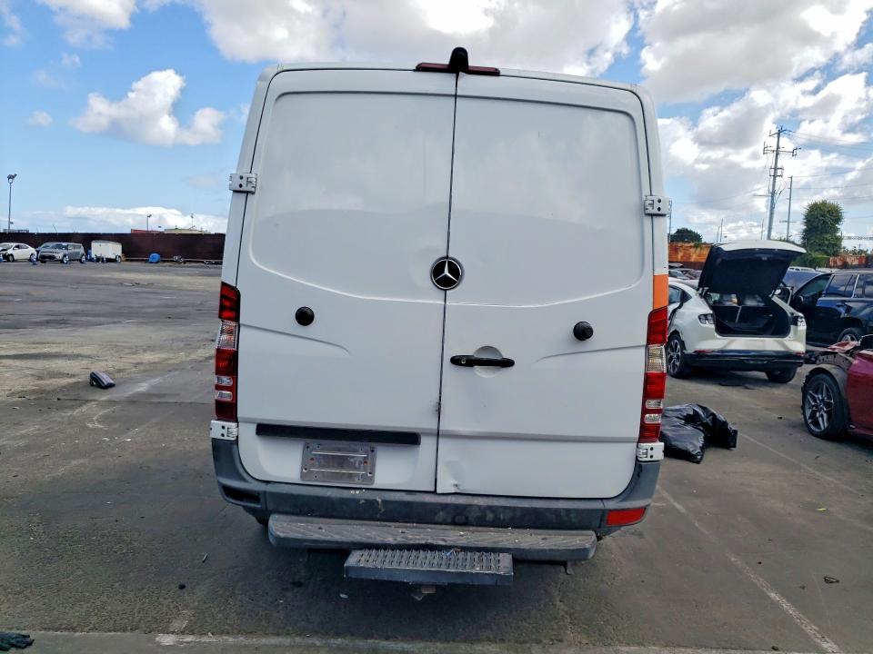 2015 Mercedes-benz Sprinter VIN WD3PE7DCXF5981098 COPART salvage auction — NORMAL WEAR, Oh - Dis/Dlr/Exp Only Clean Title, sold $3,450 on 2026-07-29 (photo 6)
