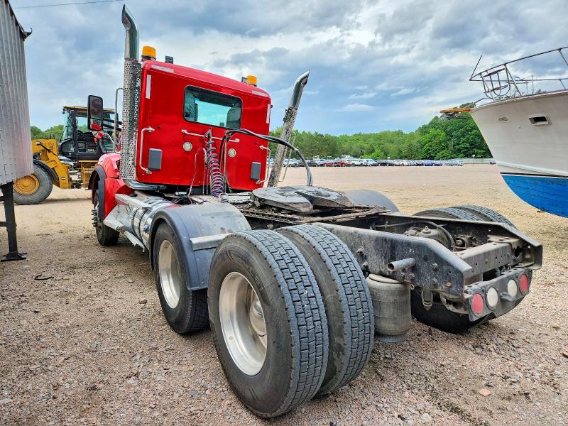 2017 Kenworth Construction VIN 1XKZD49X7HJ172958 COPART salvage auction — ROLLOVER, VA - CERT OF TITLE - SALVAGE, sold $14,600 on 2026-08-13 (photo 3)